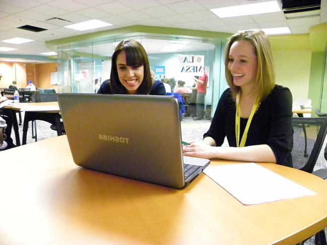 Students working together on a laptop in the bet36365体育 Writing Center